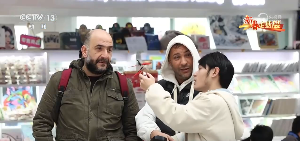 拳”凝聚合力 “品牌出海”成为义乌热词不朽情缘手机网站新春走基层 “攥指成(图3)